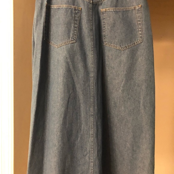 Long denim skirt with mother of pearl type buttons - Picture 7 of 7